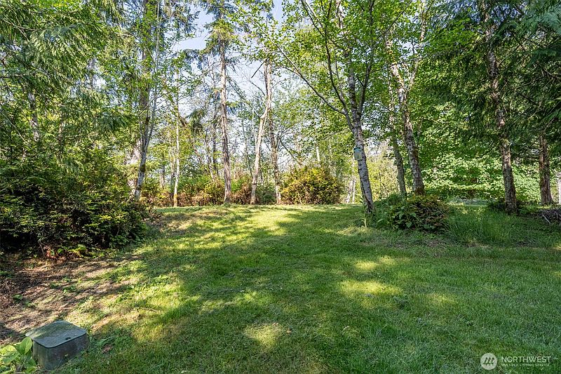 3rd image of 910 E Madrona Boulevard NW