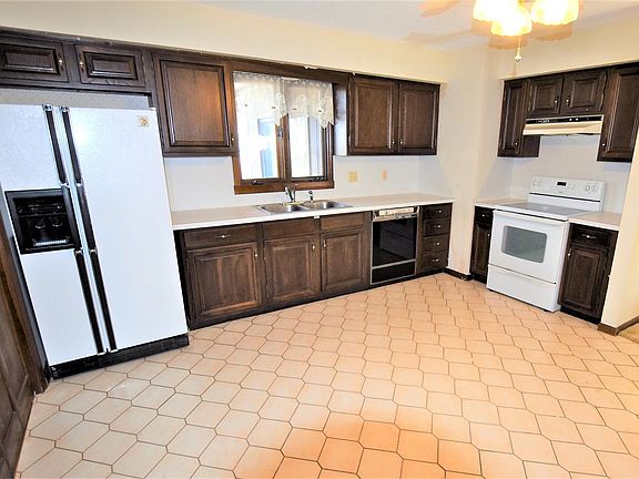 4th image of 2840 Plymouth Dr