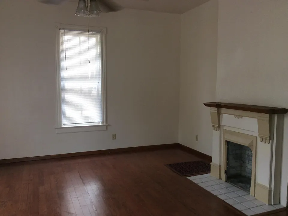 Large Livingroom with ceiling fan - 11 foot ceilings through
