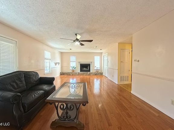 5th image of 13031 Sullivan Ln