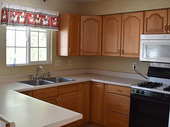 4th image of 970 N Yellowpine Dr