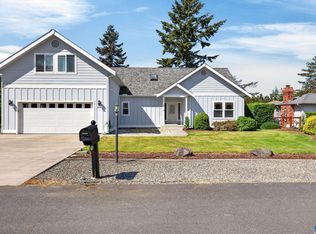 208 Hurricane Ridge Dr, Sequim, WA 98382