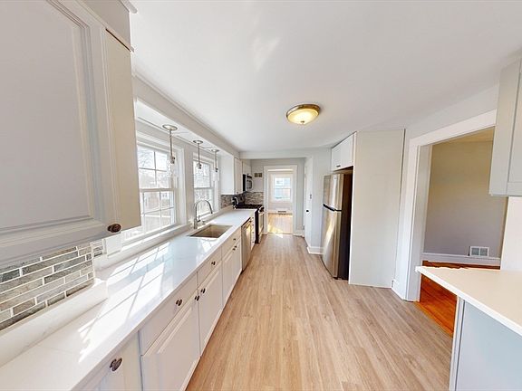 4th image of 190 Washington St