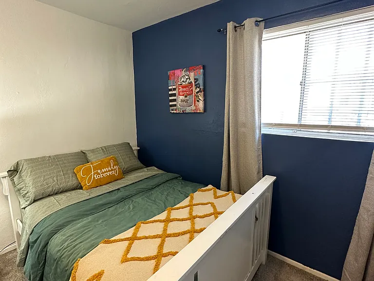 1006 W Yandell Dr — Photo 3