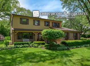 320 Canterbury Ln, Inverness, IL 60010