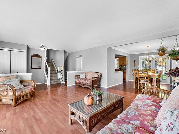 2nd image of 1900 Thorpe Cir