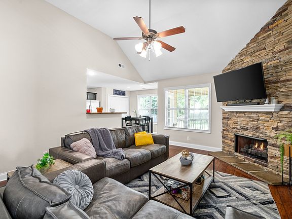 5th image of 412 Leslie Wood Dr