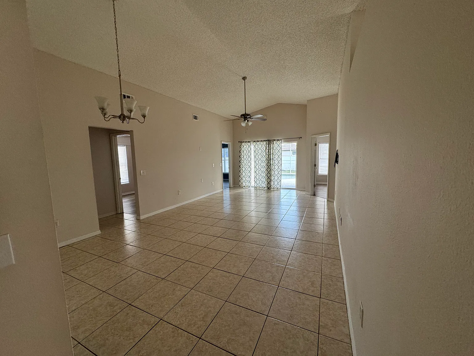 5 bed, 2.5 bath, 1660 sqft, $2,590 — Photo 4
