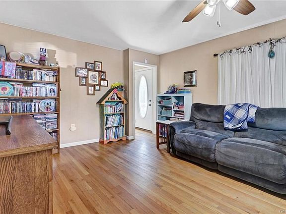 4th image of 9 Hennig Ln