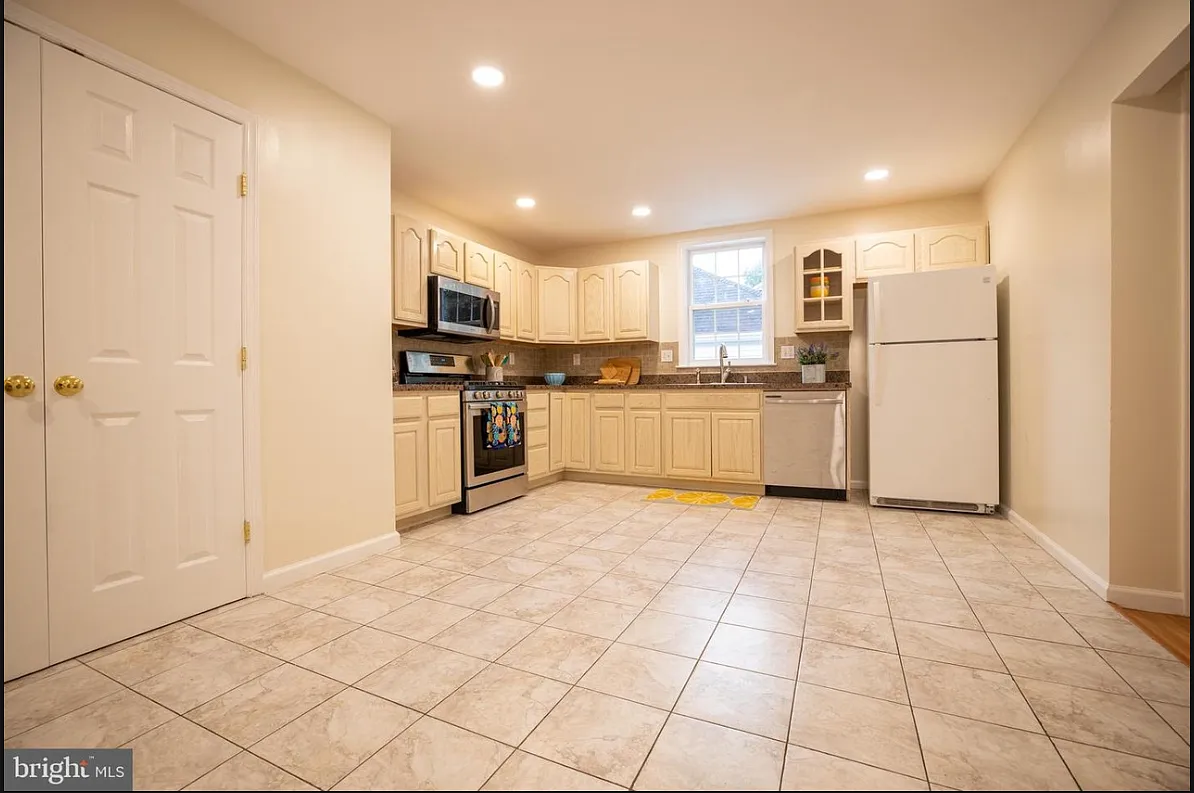5 bed, 1600 sqft, $799 — Photo 3