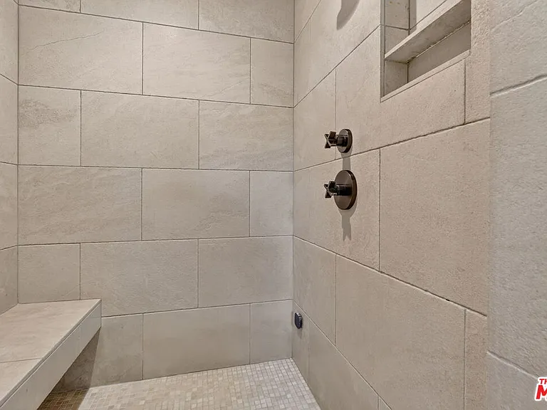 729 N Bedford Dr — Photo 44