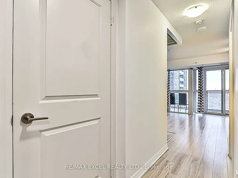 30 Meadowglen Pl #604 — Photo 6
