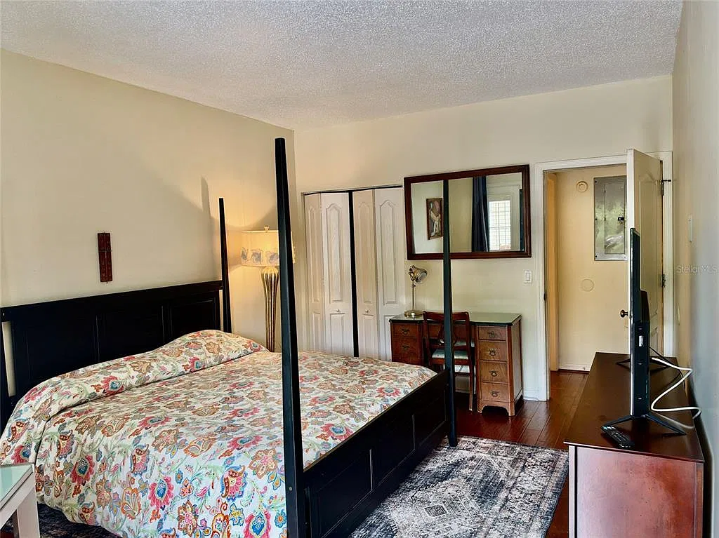 1 bed, 1.0 bath, 300 sqft, $1,300 — Photo 2