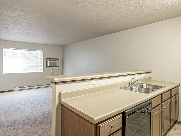 Auburn Manor Apartments — Photo 19