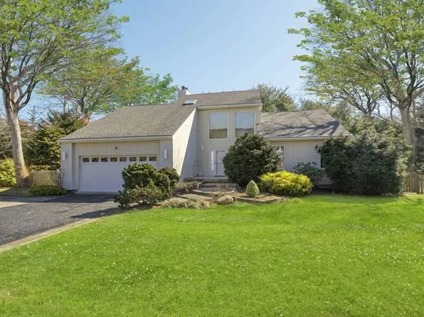 2 Sandalwood Ct, Hampton Bays, NY 11946