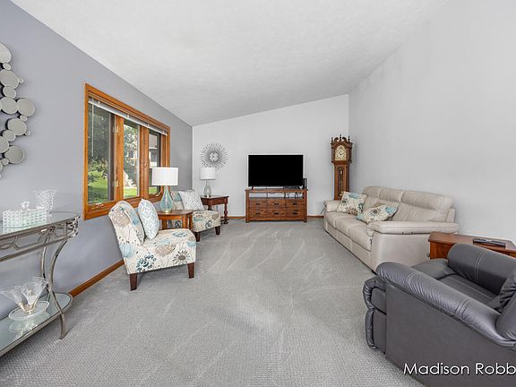5th image of 968 Ironwood Cir NW