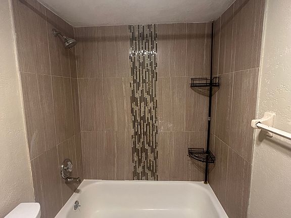4th image of 243 Castlewood Dr APT 3