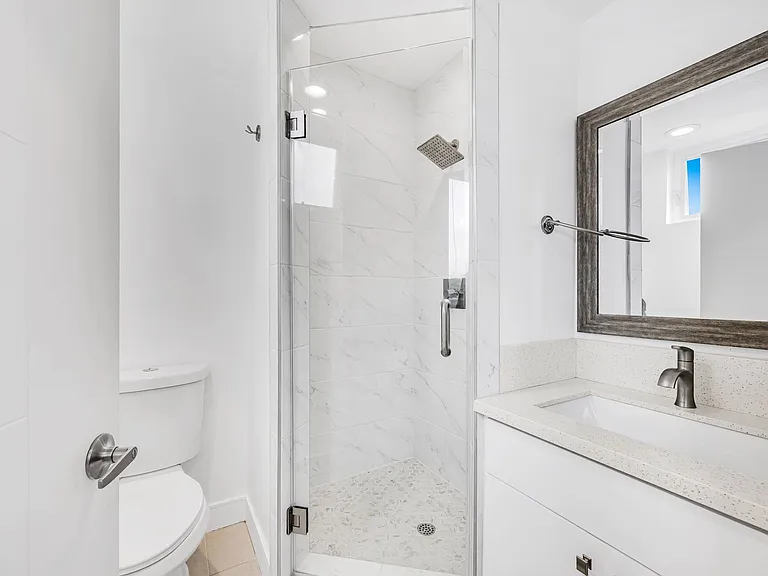 1543 W 37th Pl — Photo 11