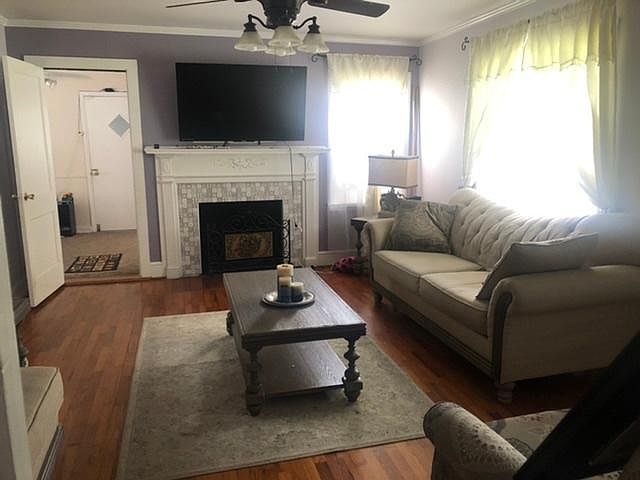 2nd image of 3036 N Blackstock Rd