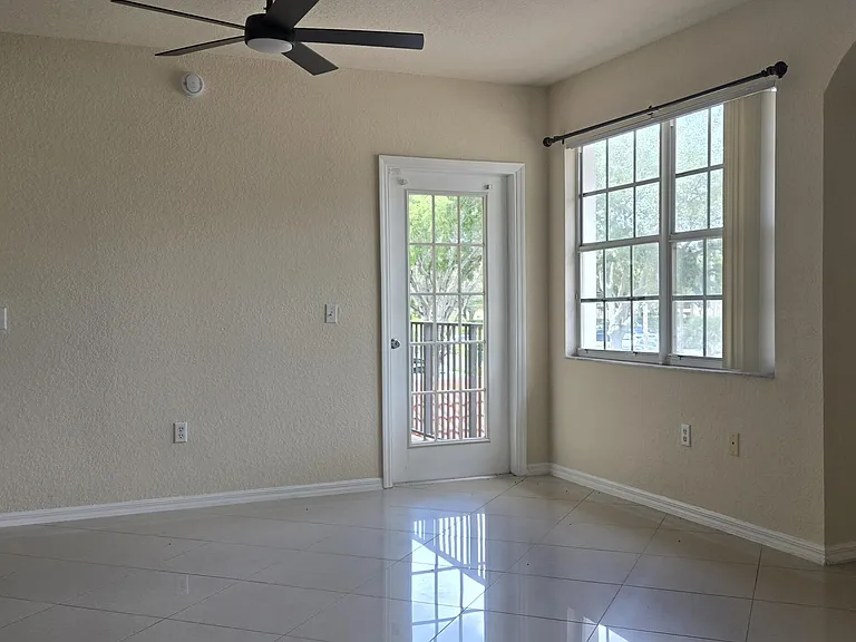 2505 Belmont Ln — Photo 5