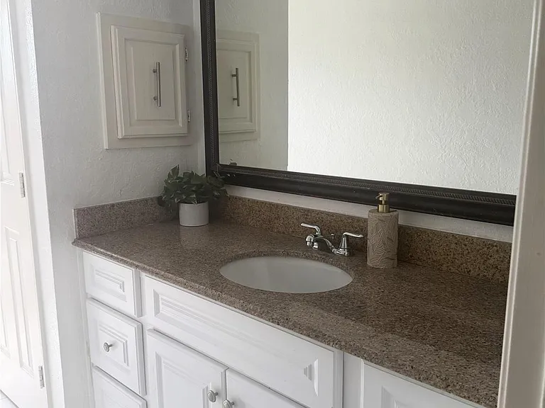 1211 Twining Oaks Ln N — Photo 14