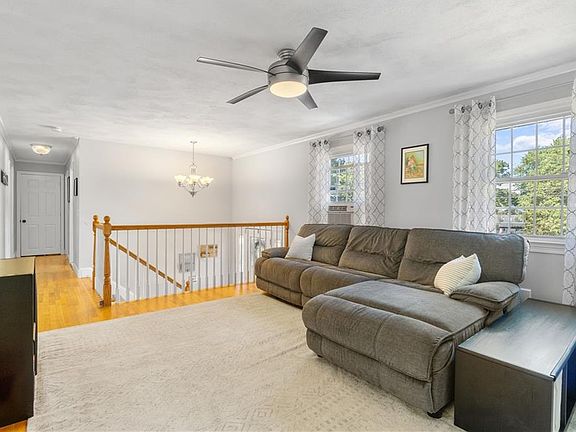 3rd image of 158 Acorn Ln