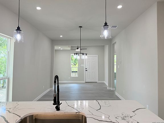 4th image of 1719 W Houston