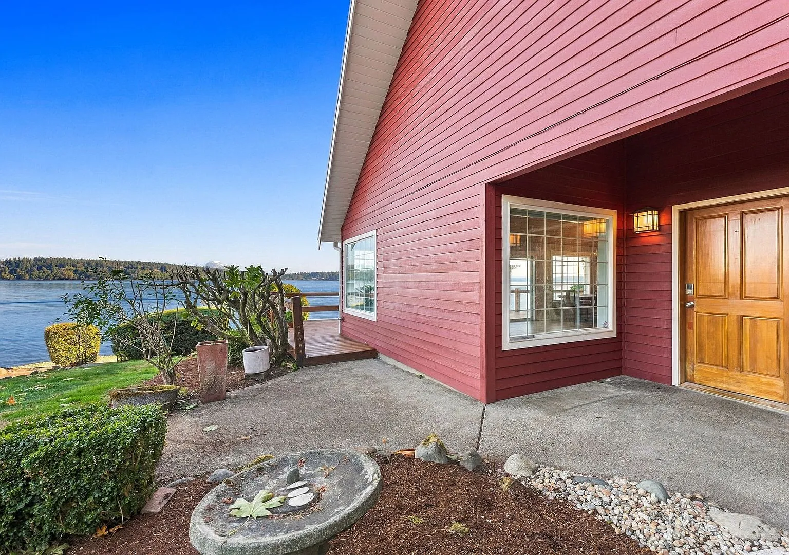 Waterfront Living with Beach Access & Stunning Views — Photo 4