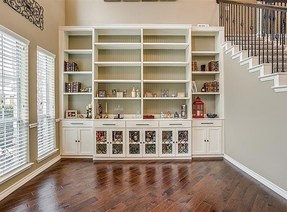 3rd image of 820 Evergreen Ln