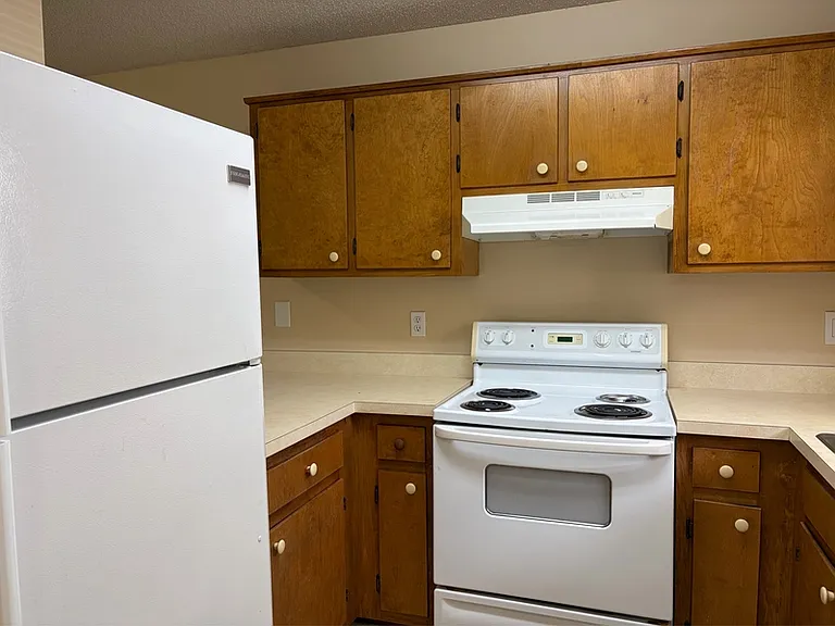 1103 Greentree Ct #F — Photo 4