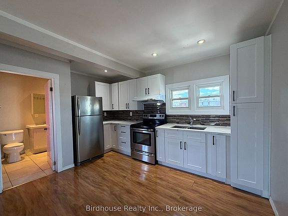 3rd image of 60 Russell St W