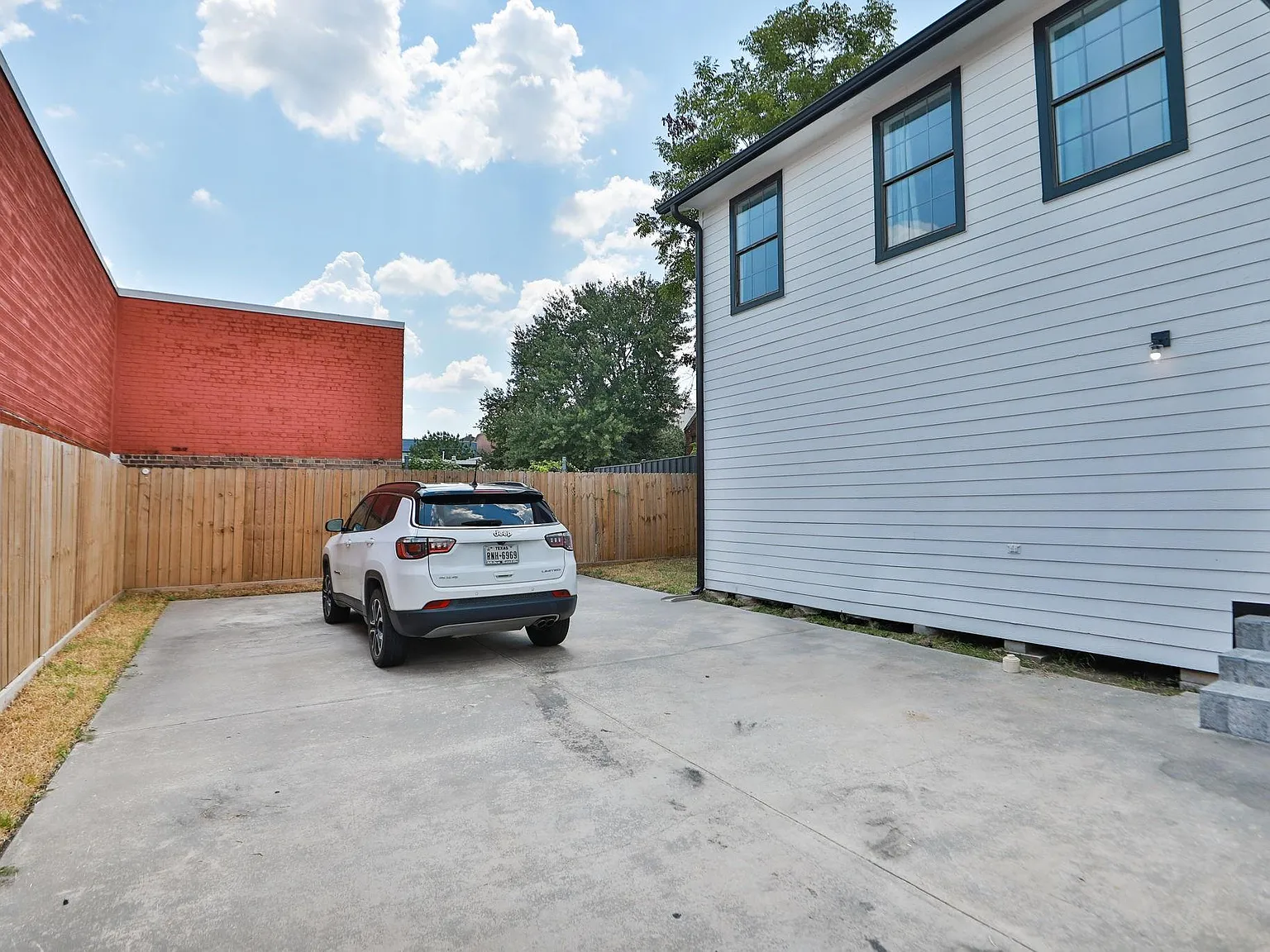 3 bed, 2.0 bath, 1300 sqft, $2,900 — Photo 2