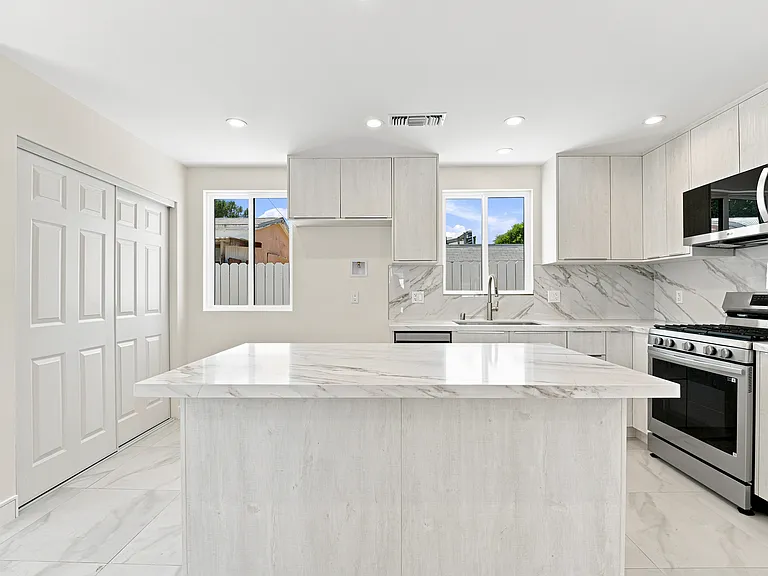 19008 Hartland St #913S38 — Photo 3