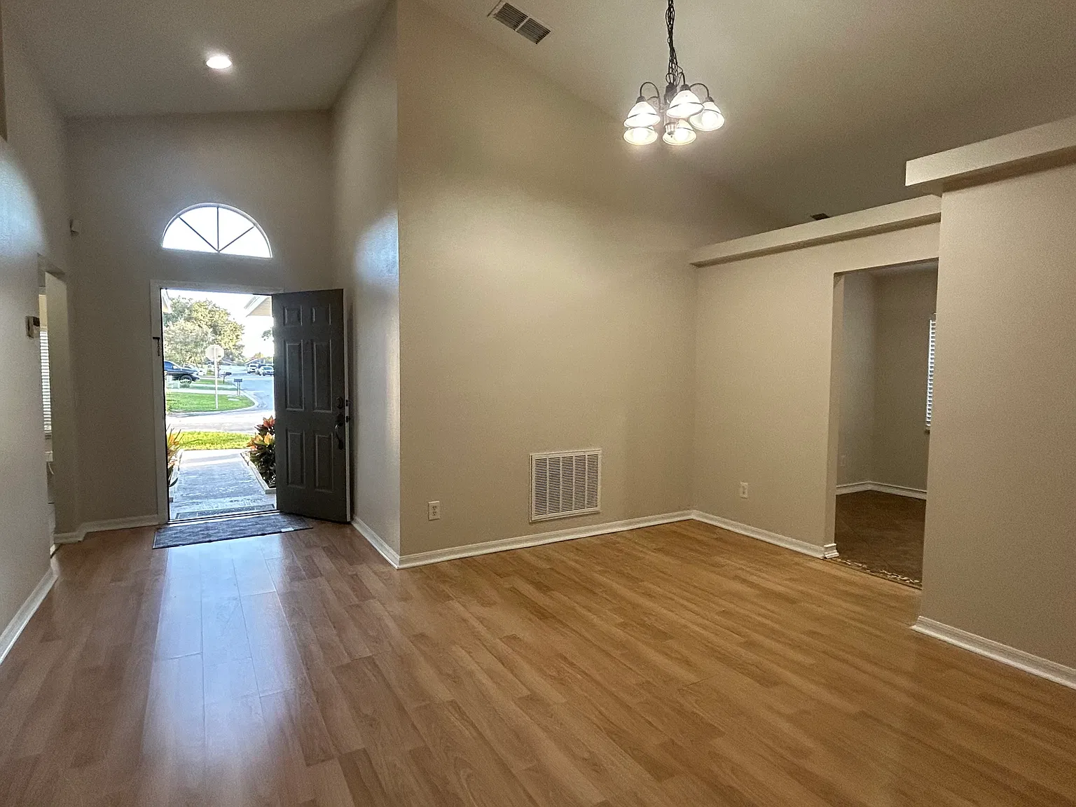 4 bed, 2114 sqft, $2,200 — Photo 3