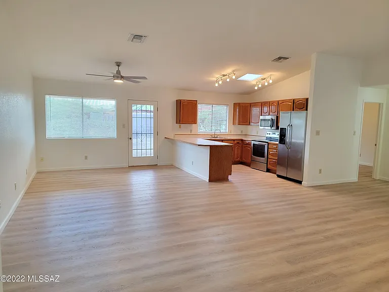 9689 N Donegal Pl — Photo 2