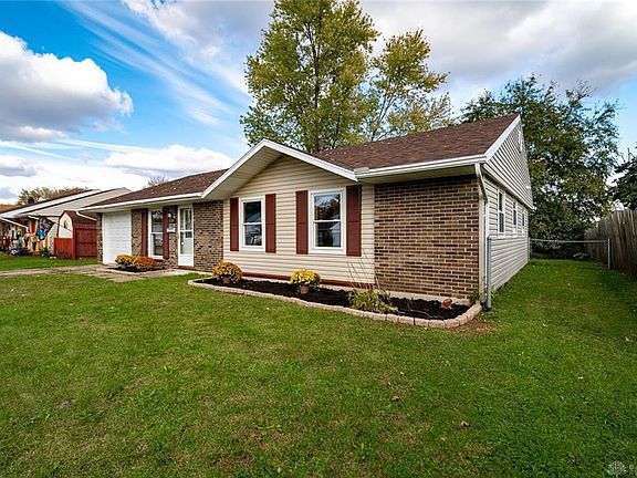 3rd image of 826 Plumwood Dr