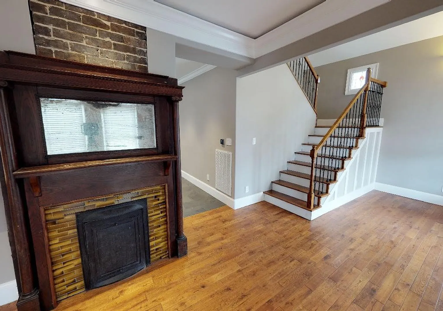 Waitlist for Aug2027Jul2028 Now Open! |5BR/3BA Fort Sanders Home | Steps from Campus & Downtown — Photo 2