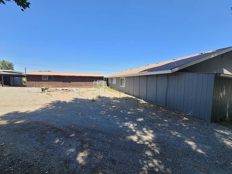 24520 S Oak St — Photo 2