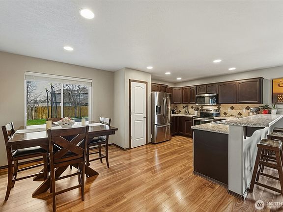 5th image of 221 Chapelwood Avenue
