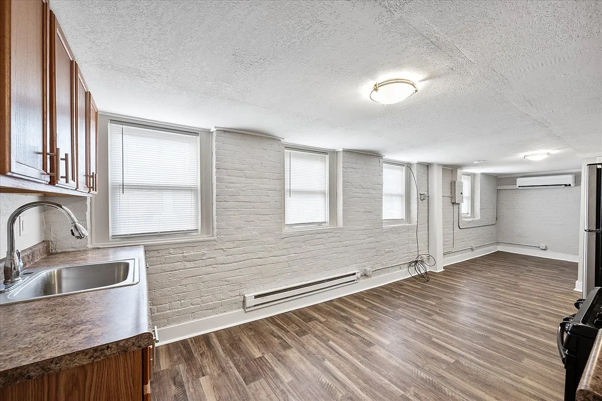 Building Photo - 107 NE Roanoke Ave #L2