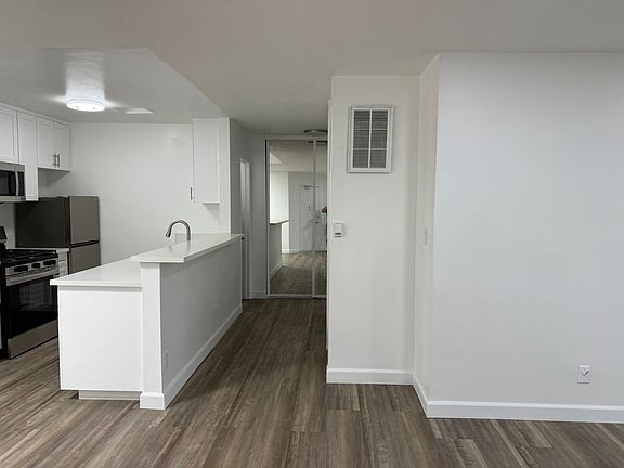 4th image of 1525 N Kenmore Ave APT 307