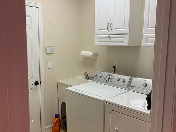 Laundry Room - W/D convey