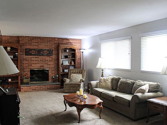 5th image of 19 Boundbrook Dr