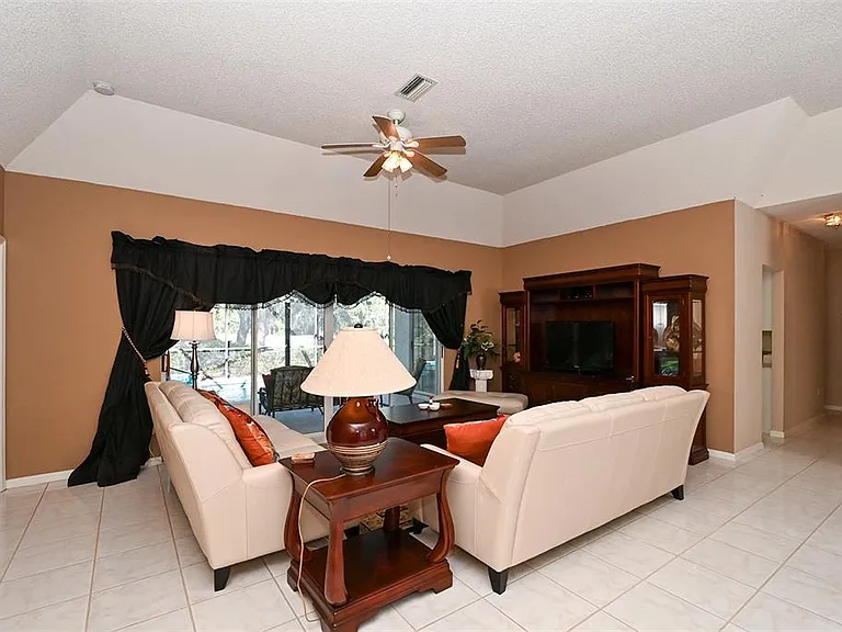 3866 Surrey Ct — Photo 8