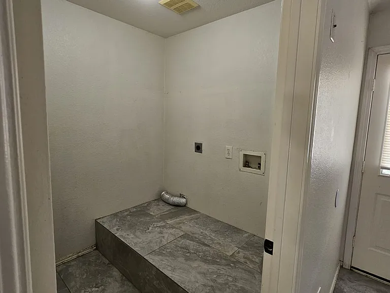 1042 Warbler — Photo 22