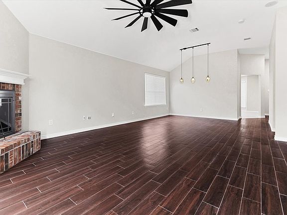 5th image of 2616 Emerald Ln