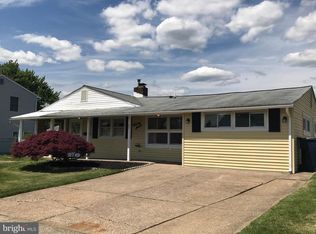 27 Summer Ln, Levittown, PA 19055