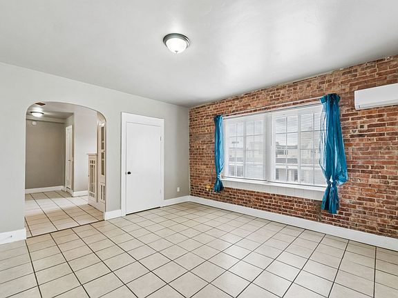 4th image of 518 NW 12th St APT 12
