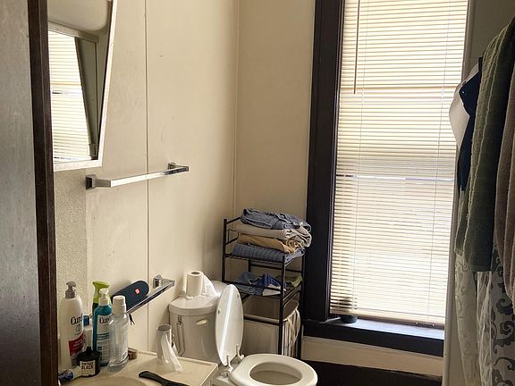 Bathroom, Tub-Shower