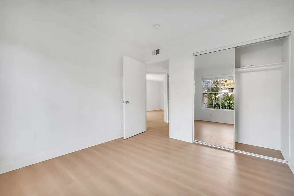 3 bed, 1180 sqft, $3,550 — Photo 2
